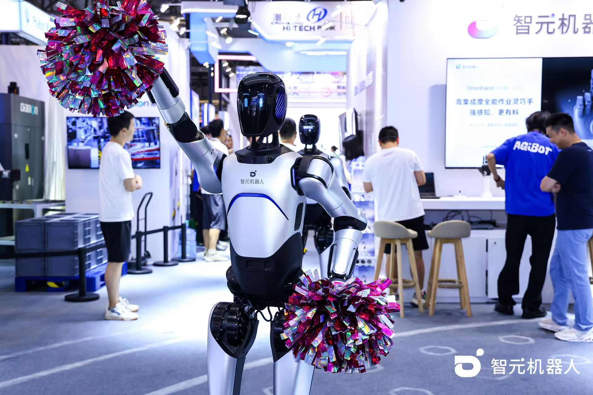 优游ub8机器人 WAIC 首日展台火爆，机器人家族集体打工忙不停
